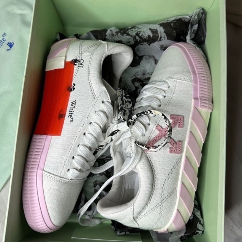 Off white low canvas pink white sneakers